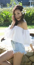 气质女模Yumi尤美清新气质短裤类写真，户外户内皆动人