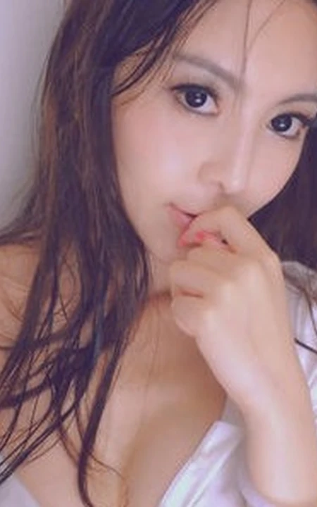 气质型长发女生气质汗湿满身室内写真美图