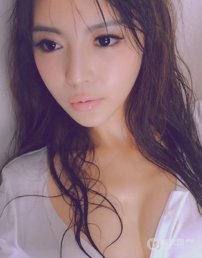 气质型长发女生气质汗湿满身室内写真美图