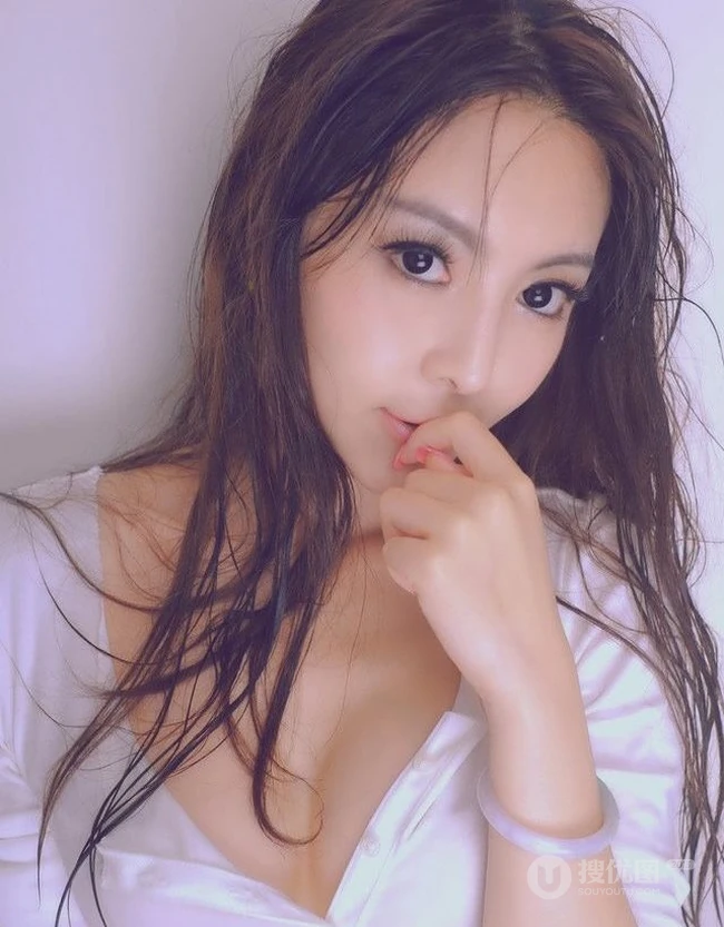气质型长发女生气质汗湿满身室内写真美图