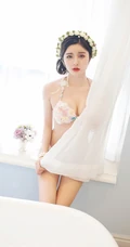 气质可爱又高挑的女生颖儿EI高清家居服室内写真