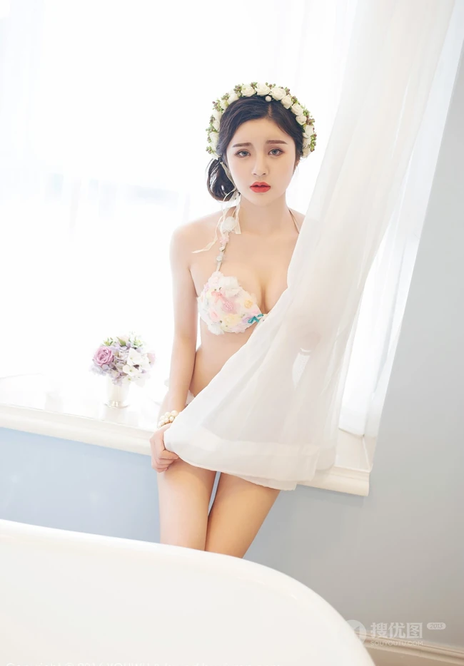 气质可爱又高挑的女生颖儿EI高清家居服室内写真