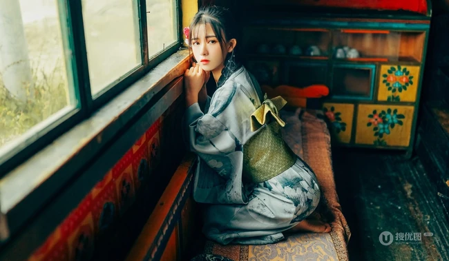 色彩浓郁，油画般的感觉，唯少女和服室内摄影写真