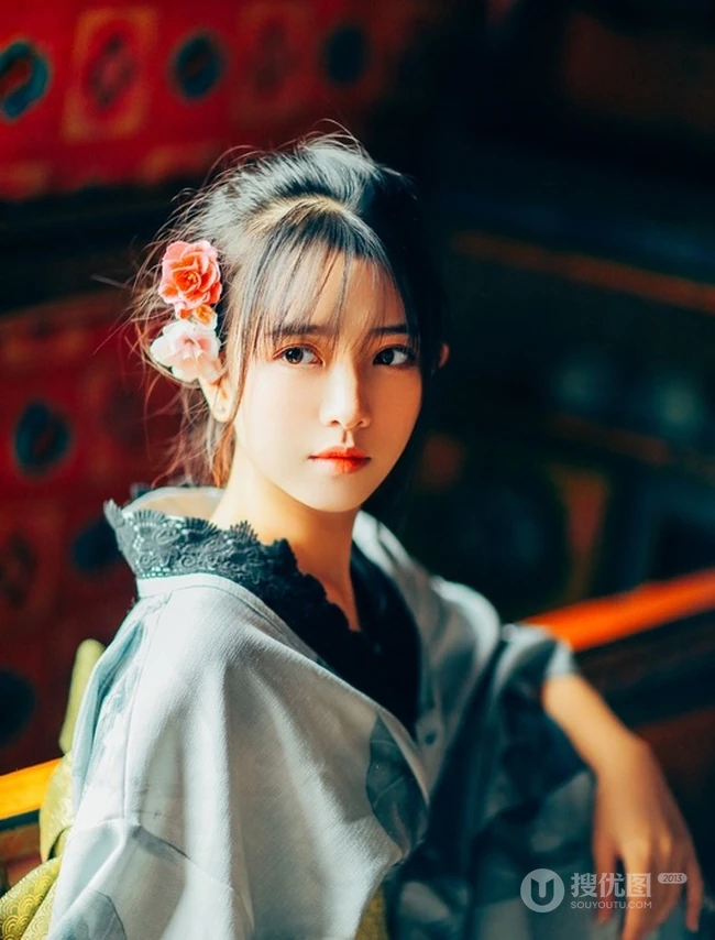 色彩浓郁，油画般的感觉，唯少女和服室内摄影写真