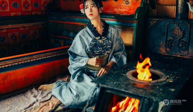色彩浓郁，油画般的感觉，唯少女和服室内摄影写真