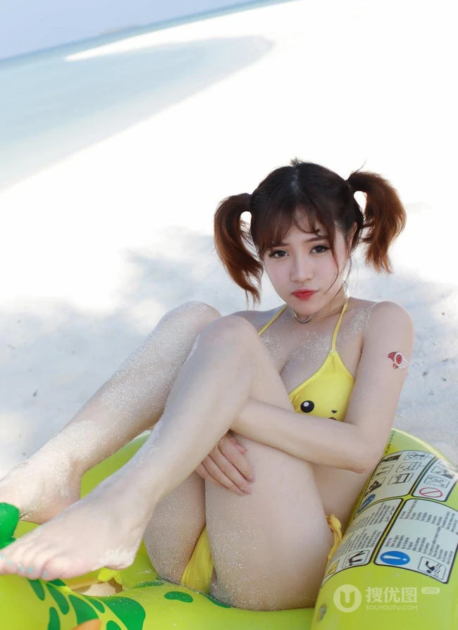 海边靓丽的风景线，女生徐cake气质泳装高清海边写真