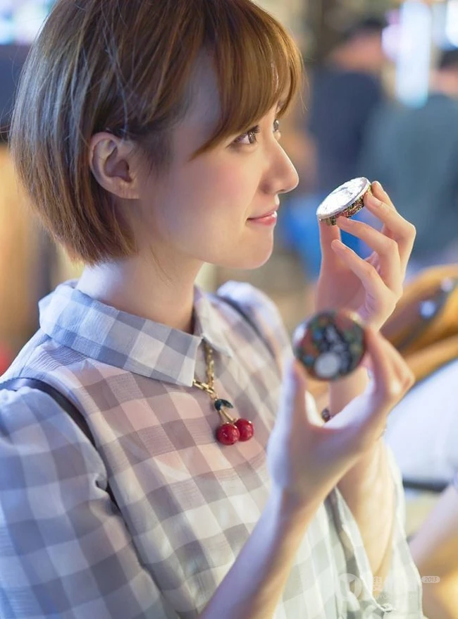 清新短发可爱少女逛街游玩高清写真美图