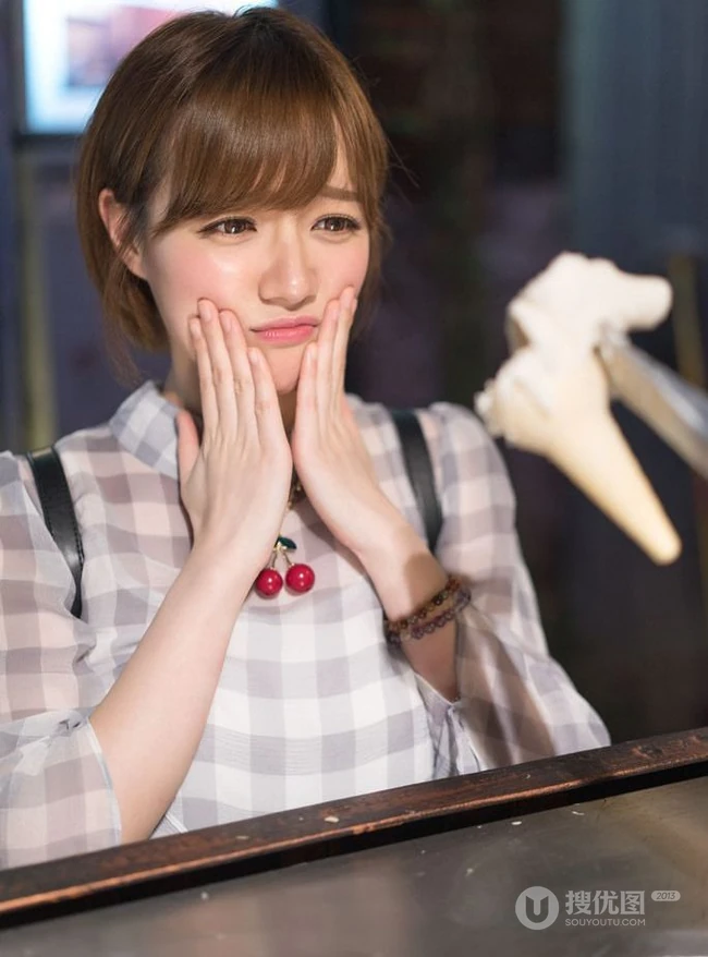 清新短发可爱少女逛街游玩高清写真美图