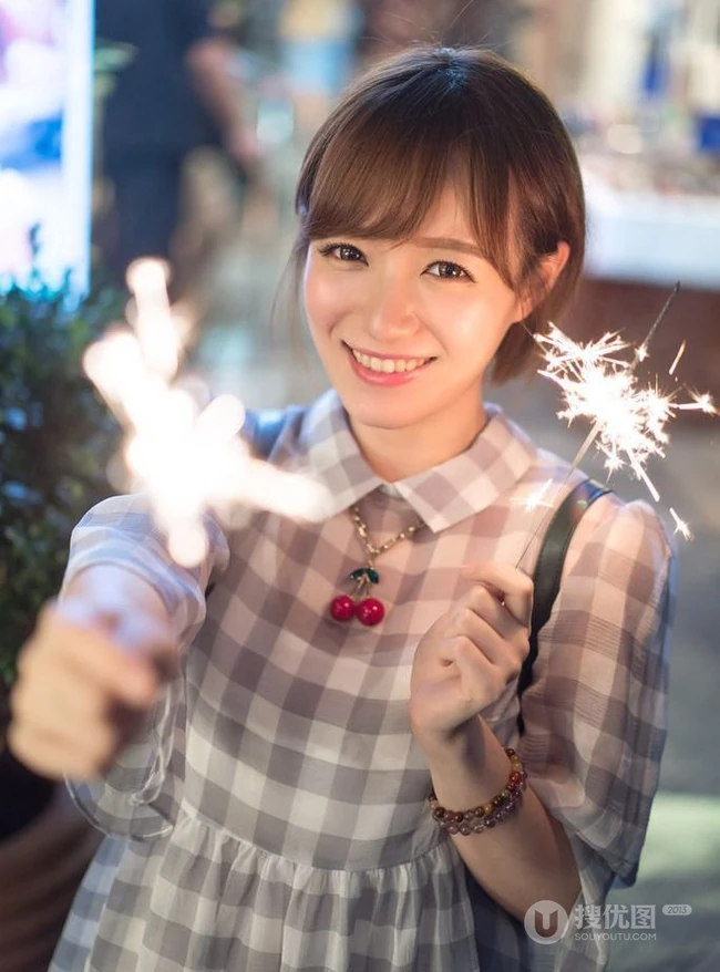 清新短发可爱少女逛街游玩高清写真美图