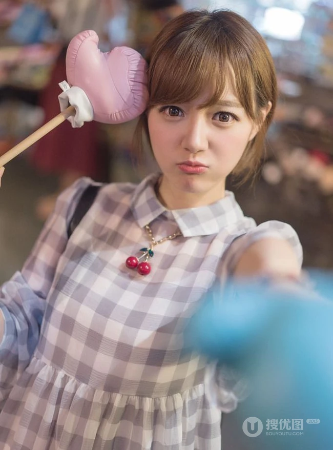 清新短发可爱少女逛街游玩高清写真美图