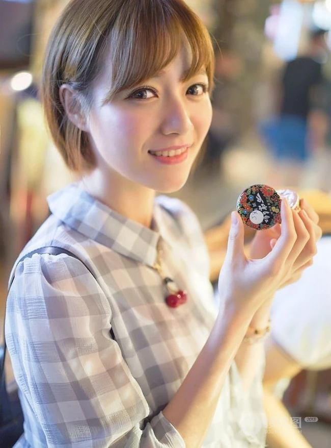 清新短发可爱少女逛街游玩高清写真美图