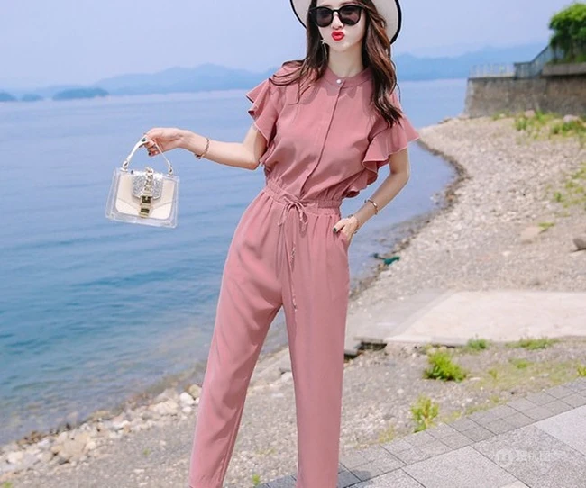 穿衣搭配之时尚连体裤穿搭图片，夏日女生的清爽多姿