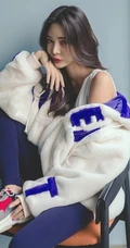 韩国模特白色背心搭配紧身长裤，修长身材完美动人