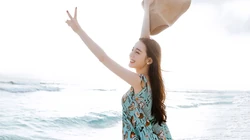 美女明星迪丽热巴海边沙滩写真壁纸，热带风格长裙唯美动人