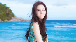 美女明星迪丽热巴海边沙滩写真壁纸，热带风格长裙唯美动人