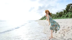 美女明星迪丽热巴海边沙滩写真壁纸，热带风格长裙唯美动人