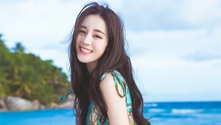 美女明星迪丽热巴海边沙滩写真壁纸，热带风格长裙唯美动人