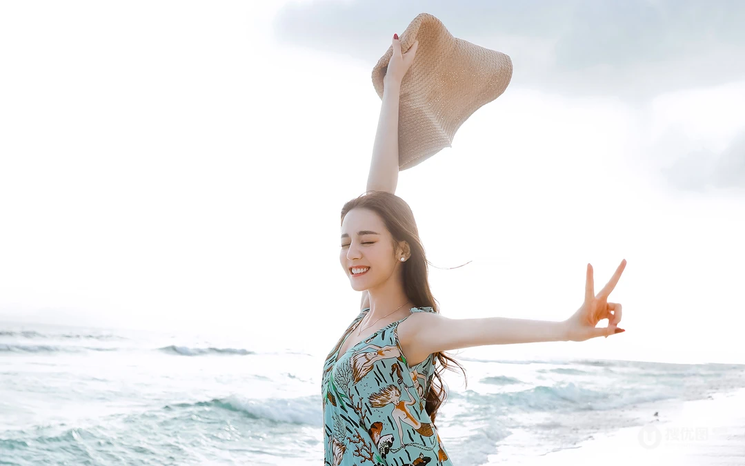 美女明星迪丽热巴海边沙滩写真壁纸，热带风格长裙唯美动人