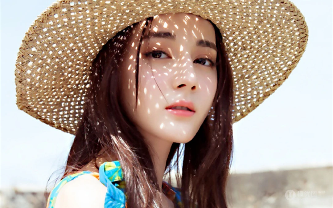美女明星迪丽热巴海边沙滩写真壁纸，热带风格长裙唯美动人