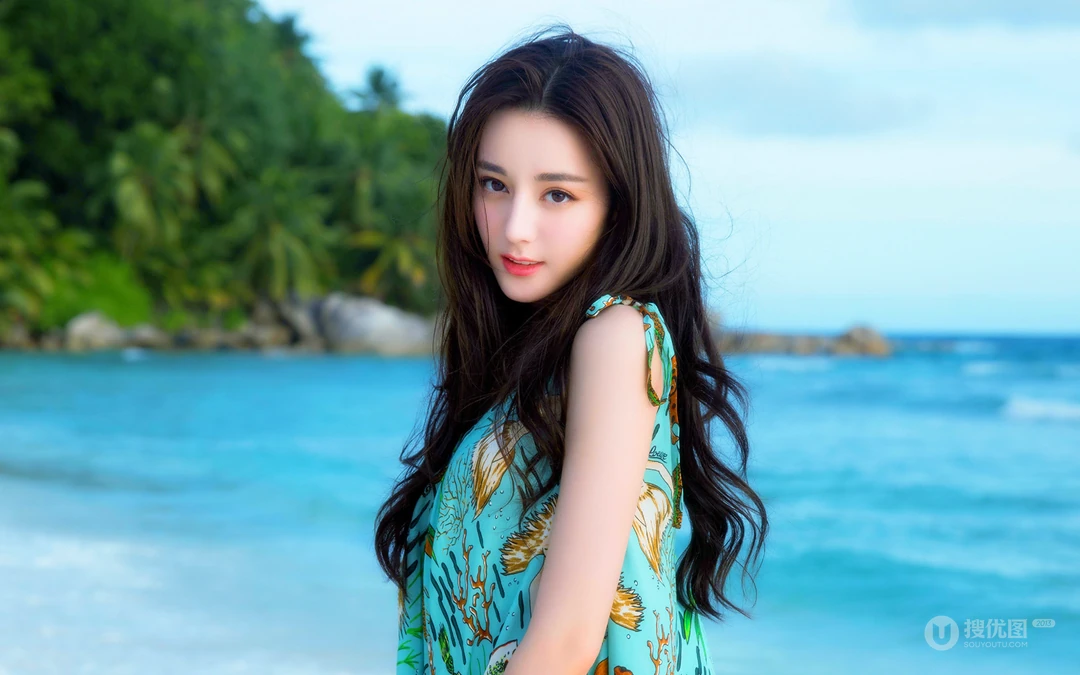 美女明星迪丽热巴海边沙滩写真壁纸，热带风格长裙唯美动人