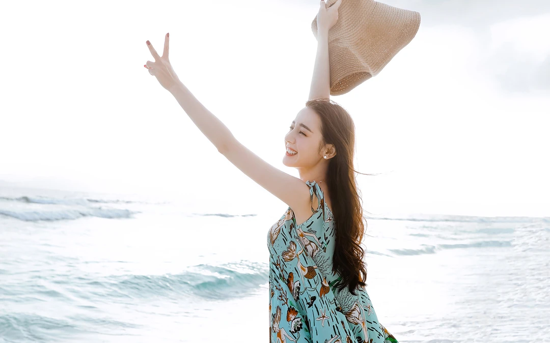美女明星迪丽热巴海边沙滩写真壁纸，热带风格长裙唯美动人