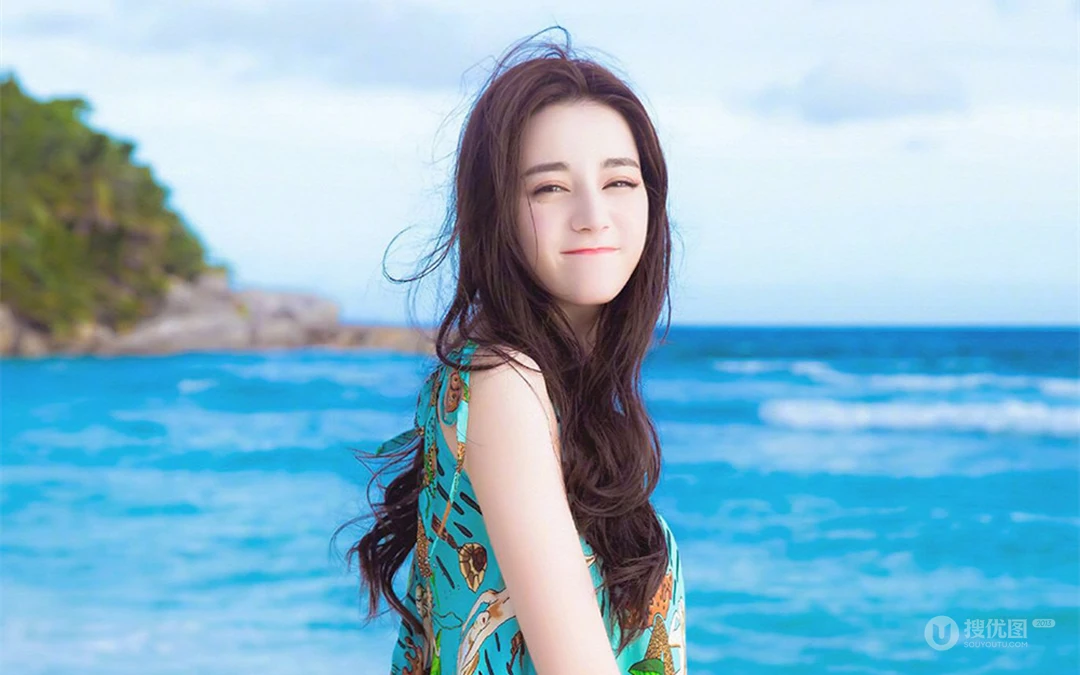 美女明星迪丽热巴海边沙滩写真壁纸，热带风格长裙唯美动人