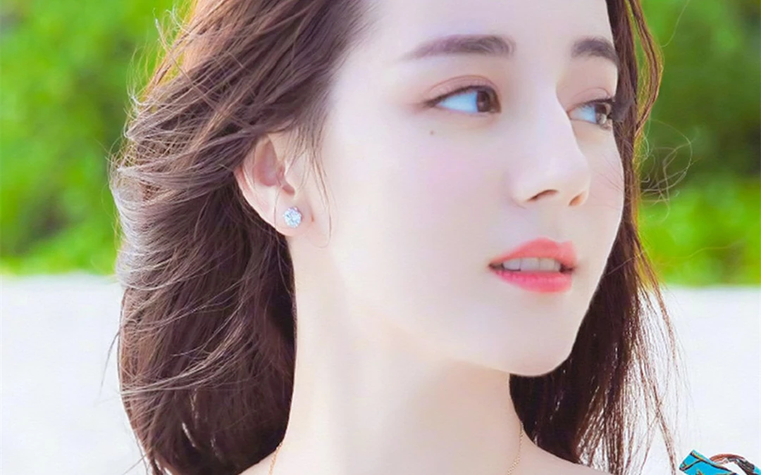 美女明星迪丽热巴海边沙滩写真壁纸，热带风格长裙唯美动人