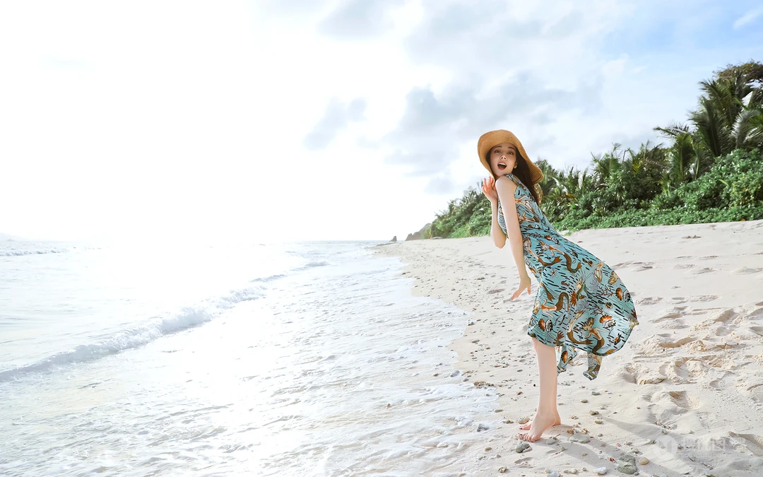 美女明星迪丽热巴海边沙滩写真壁纸，热带风格长裙唯美动人