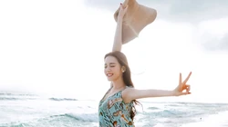 美女明星迪丽热巴海边沙滩写真壁纸，热带风格长裙唯美动人