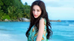 美女明星迪丽热巴海边沙滩写真壁纸，热带风格长裙唯美动人