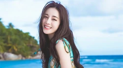 美女明星迪丽热巴海边沙滩写真壁纸，热带风格长裙唯美动人