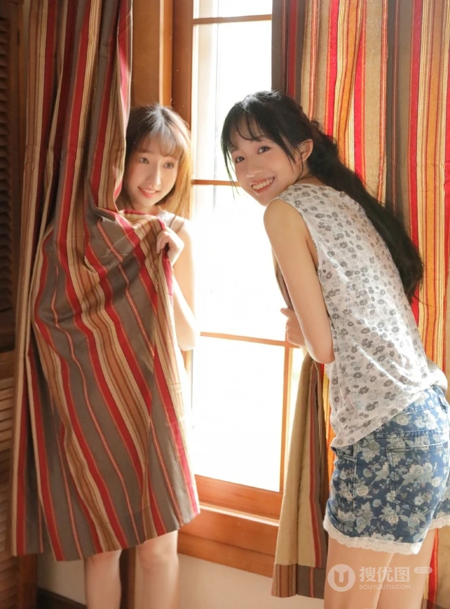女生姐妹唯美日常室内写真美图，一对好闺蜜还是什么