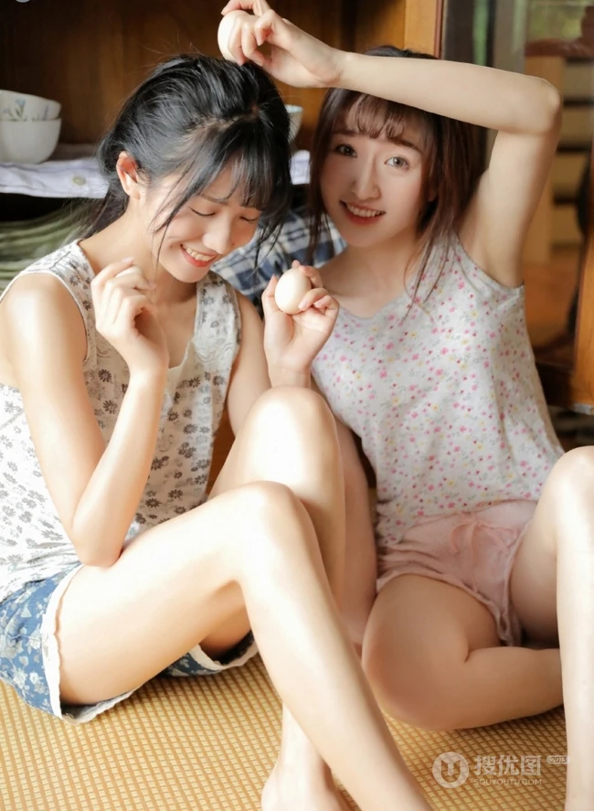 女生姐妹唯美日常室内写真美图，一对好闺蜜还是什么