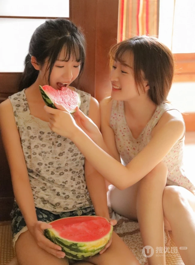 女生姐妹唯美日常室内写真美图，一对好闺蜜还是什么