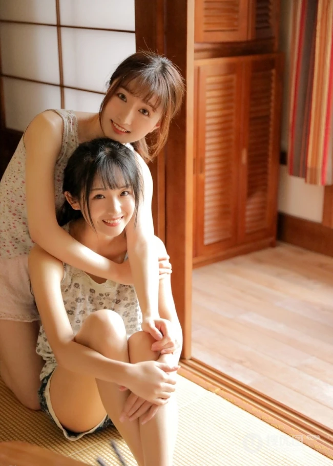 女生姐妹唯美日常室内写真美图，一对好闺蜜还是什么