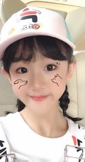 可爱女生贝儿可爱车内自拍，运动太阳帽甜美怡人