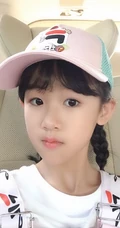 可爱女生贝儿可爱车内自拍，运动太阳帽甜美怡人