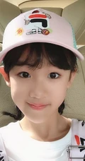 可爱女生贝儿可爱车内自拍，运动太阳帽甜美怡人