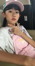 可爱女生贝儿可爱车内自拍，运动太阳帽甜美怡人