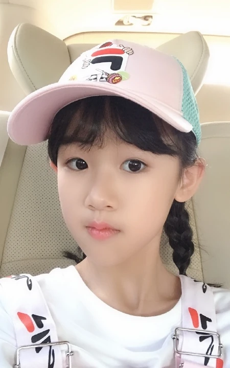 可爱女生贝儿可爱车内自拍，运动太阳帽甜美怡人