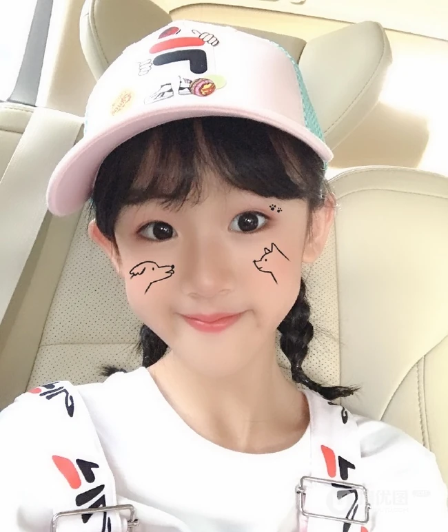 可爱女生贝儿可爱车内自拍，运动太阳帽甜美怡人