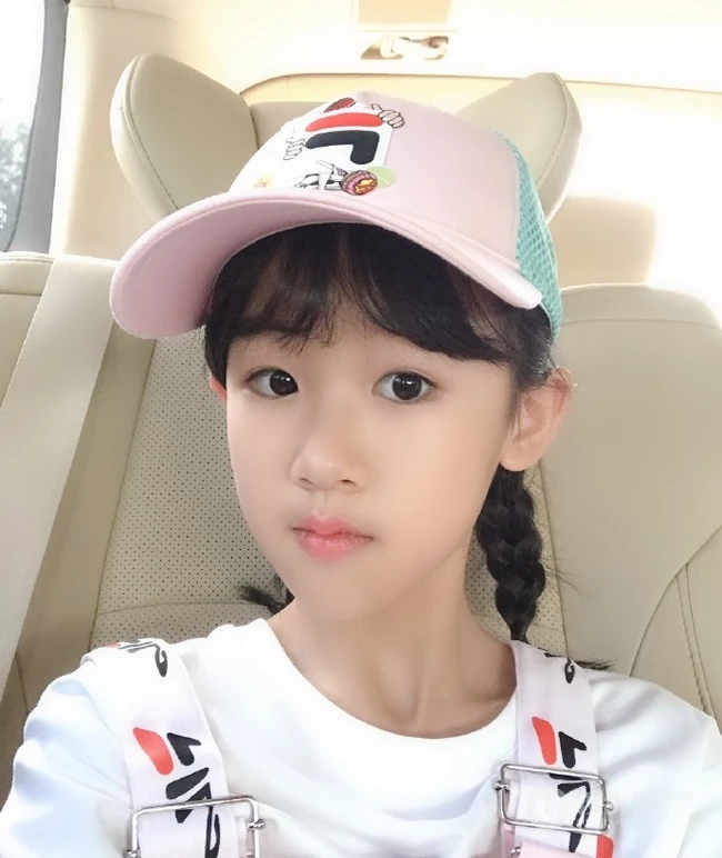 可爱女生贝儿可爱车内自拍，运动太阳帽甜美怡人