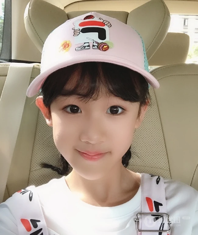 可爱女生贝儿可爱车内自拍，运动太阳帽甜美怡人