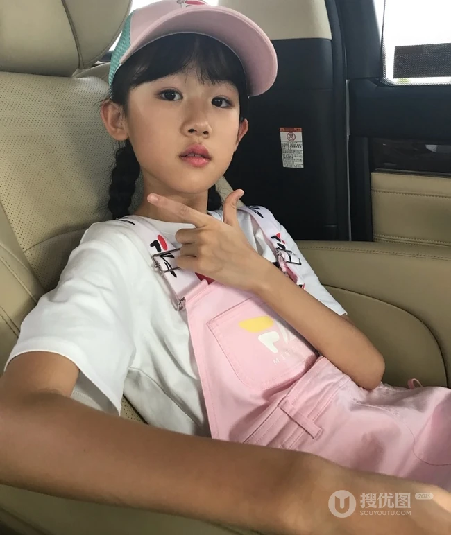 可爱女生贝儿可爱车内自拍，运动太阳帽甜美怡人