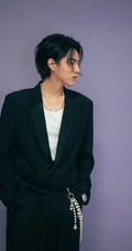 型男吴亦凡活动近照，黑色大马褂穿出不一样的潮流