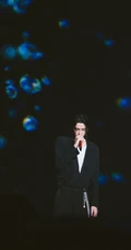 型男吴亦凡活动近照，黑色大马褂穿出不一样的潮流