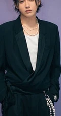 型男吴亦凡活动近照，黑色大马褂穿出不一样的潮流