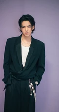 型男吴亦凡活动近照，黑色大马褂穿出不一样的潮流