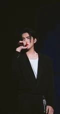 型男吴亦凡活动近照，黑色大马褂穿出不一样的潮流