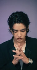 型男吴亦凡活动近照，黑色大马褂穿出不一样的潮流